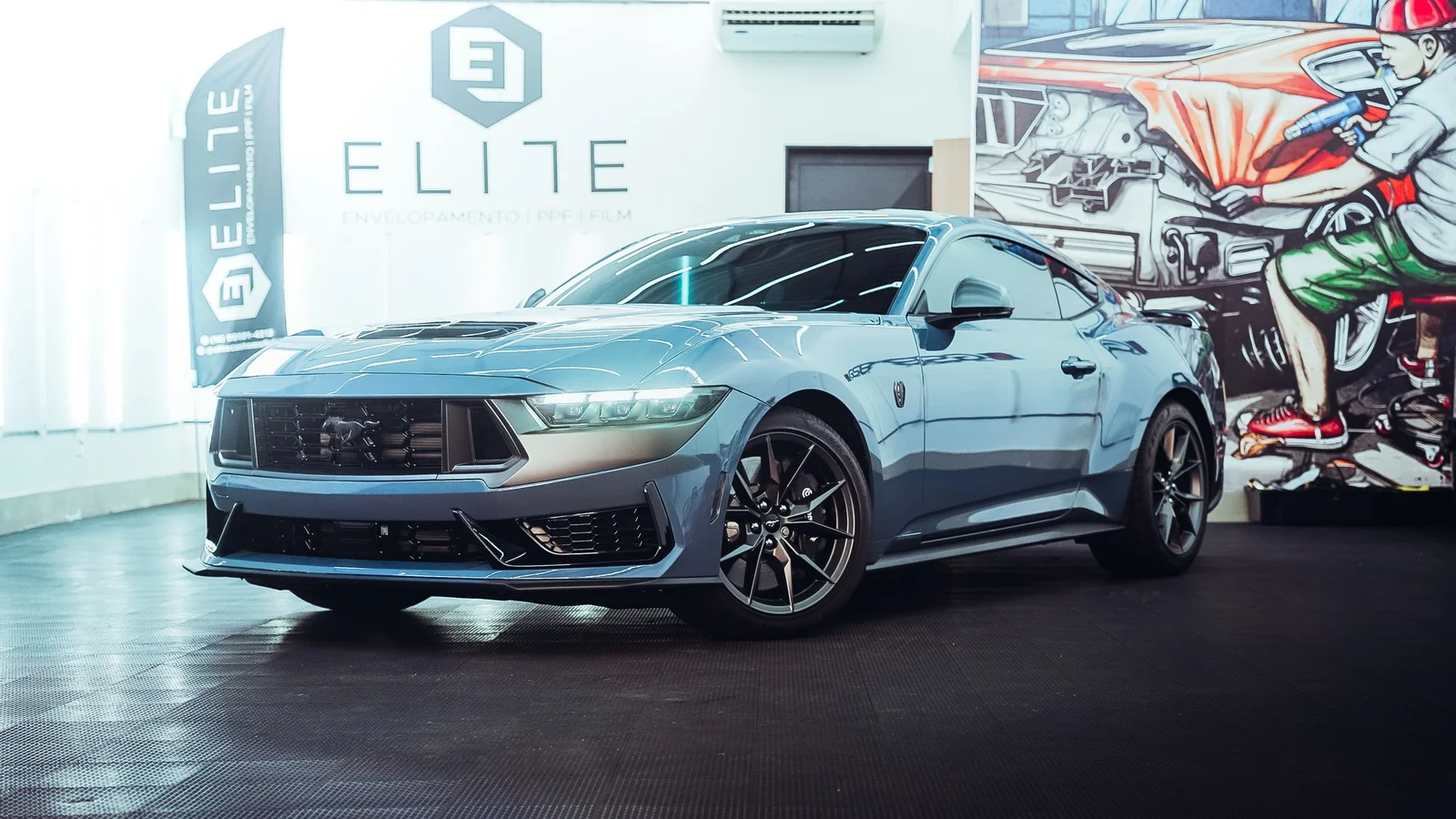 Mustang cinza claro em ambiente interno da oficina